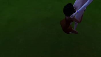 Excitada tina peeping pede chupada da amiga no jardim