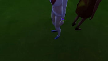 Excitada tina peeping pede chupada da amiga no jardim