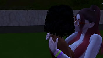 Excitada tina peeping pede chupada da amiga no jardim