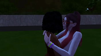 Excitada tina peeping pede chupada da amiga no jardim