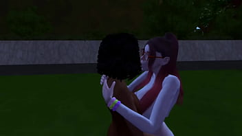 Excitada tina peeping pede chupada da amiga no jardim