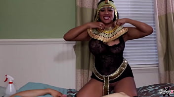 Maxine puts a fast vibrator when puerto rock screws her pussy