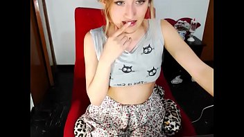 Euro cutie plays on cam