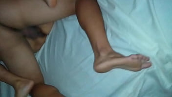 Karina hotwife dando canseira em dois novinhos