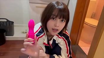 【着衣オナニー】中◯生の時につけていたジャージを履いたままデンマであの時オナニーしてたようにオナニーしてみました…