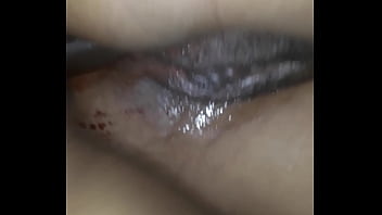 Comendo o rabo da puta menstruada