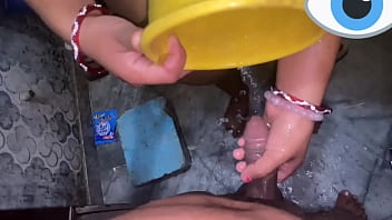 Observando la puta vecina tomando un baño y me invita a follar