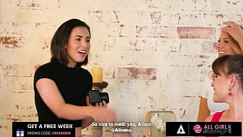 Two hotties fuck in front of a photographer