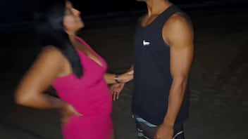 Fudendo com o negão pauzudo da praia com o maridão filmando