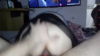 A mulher de saia sentando na piroca