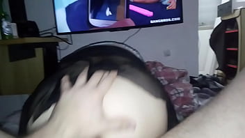 A mulher de saia sentando na piroca