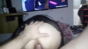 A mulher de saia sentando na piroca