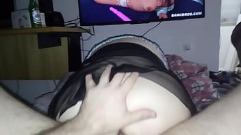 A mulher de saia sentando na piroca