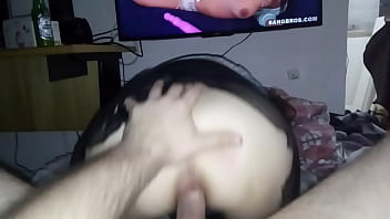 A mulher de saia sentando na piroca