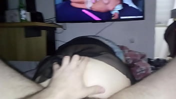 A mulher de saia sentando na piroca