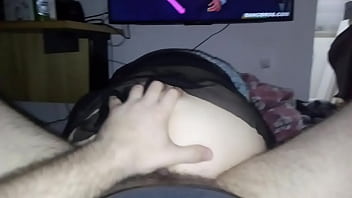 A mulher de saia sentando na piroca