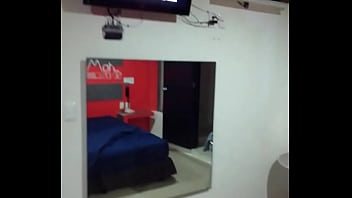 Les muestro el coño de mi mujer