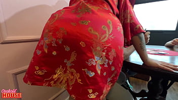 Casada fogosa interrompe partida de baralho para trepar com os jogadores