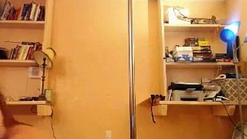 Beautiful web cam chick takes a shower