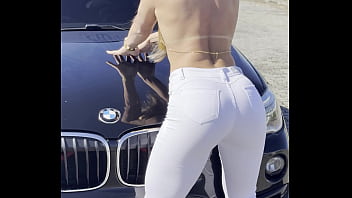 Blonde big loira jacqueline desfilando com sua calça branca e blisa metalica mostrando os seios