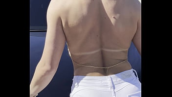 Blonde big loira jacqueline desfilando com sua calça branca e blisa metalica mostrando os seios