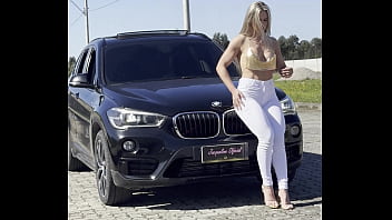 Blonde Big Loira Jacqueline Desfilando Com Sua Calça Branca E Blisa Metalica Mostrando Os Seios thumbnail