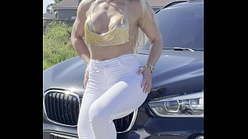 Blonde big loira jacqueline desfilando com sua calça branca e blisa metalica mostrando os seios