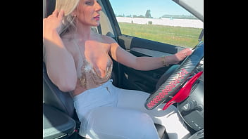 Blonde big loira jacqueline desfilando com sua calça branca e blisa metalica mostrando os seios