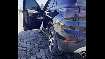 Blonde big loira jacqueline desfilando com sua calça branca e blisa metalica mostrando os seios