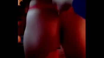 Putita bailando en hilo