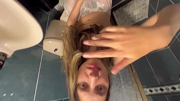 Que rico sentir tu coño húmedo en el baño de la cafeteria