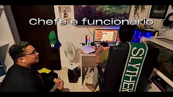 O funcionário bi puto foi levar um documento na casa do chefe e acabou ganhando um presentinho muita pirocada e muito leite teaser