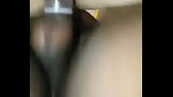 Negao pegando ela de quatro enterrando tudinho sem do