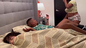 Porra de uma garota da universidade ao lado da minha esposa legendas em inglês