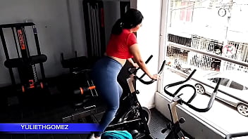 At the gym i give my stepfather a great blowjob while the trainer is watching us casero real