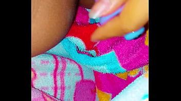 Tocándome en silencio para que mis papás no escuchen pero quería gemir delicioso