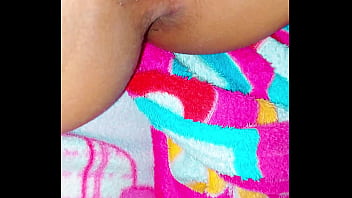 Tocándome en silencio para que mis papás no escuchen pero quería gemir delicioso