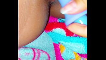 Tocándome en silencio para que mis papás no escuchen pero quería gemir delicioso