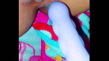 Tocándome en silencio para que mis papás no escuchen pero quería gemir delicioso