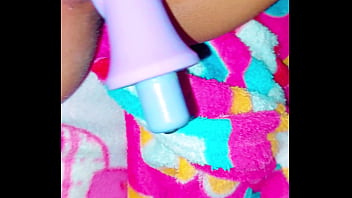 Tocándome en silencio para que mis papás no escuchen pero quería gemir delicioso