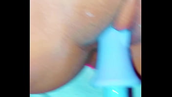 Tocándome en silencio para que mis papás no escuchen pero quería gemir delicioso