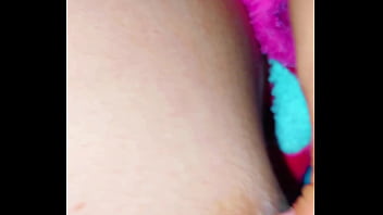 Tocándome en silencio para que mis papás no escuchen pero quería gemir delicioso