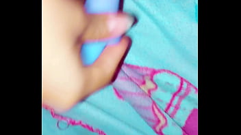 Tocándome en silencio para que mis papás no escuchen pero quería gemir delicioso