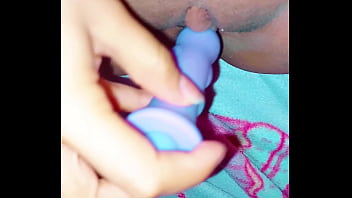 Tocándome en silencio para que mis papás no escuchen pero quería gemir delicioso