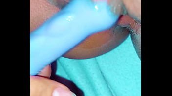 Tocándome en silencio para que mis papás no escuchen pero quería gemir delicioso