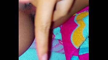 Tocándome en silencio para que mis papás no escuchen pero quería gemir delicioso