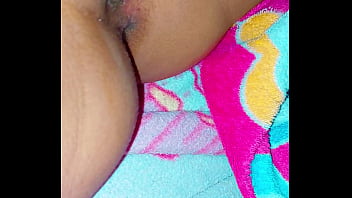 Tocándome en silencio para que mis papás no escuchen pero quería gemir delicioso