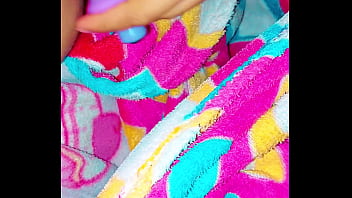 Tocándome en silencio para que mis papás no escuchen pero quería gemir delicioso