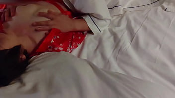 素人ハメ撮り 赤い着物の女の子を後ろから突きまくる フェラ クンニ 中出し