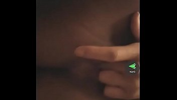 Morena de fuego se masturba para mí